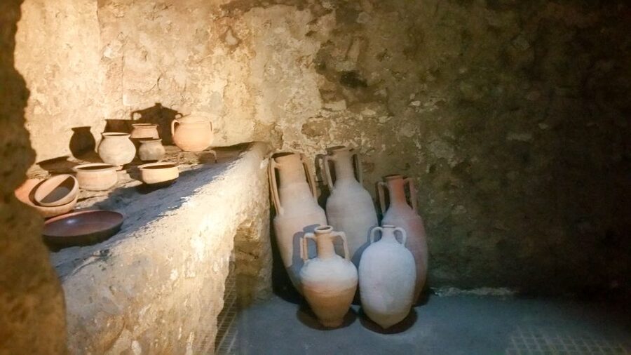 2-Hour Private Walking Tour of Pompeii - Baths, villas, taverns, and shops: seeing everyday Roman routines