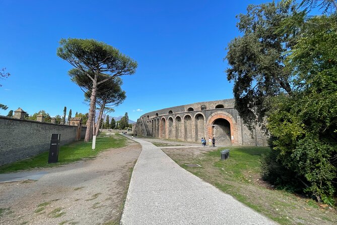 2 Hours Private Tour of Pompeii for Journey Through Time - Stop 1, Anfiteatro Romano and the emotion of gladiator culture