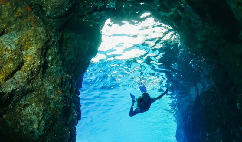 Amalfi Coast: Boat and Snorkeling Tour with Fruit & Drinks - Drinks, music, and fruit, and how the guides keep the energy right