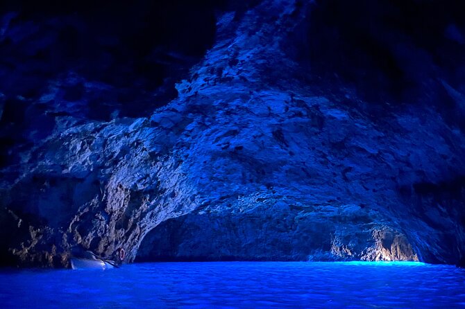 Boat Tour in Capri Italy - The Capri circuit: what you see at each stop
