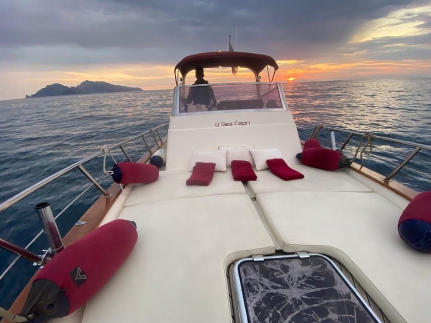 Capri: 2-hour boat tour of the caves and stacks - A private Capri gozzo tour is the right speed for the island