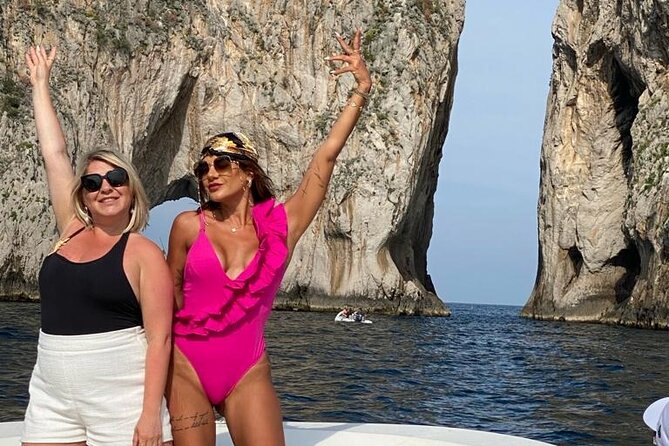 Capri Complete Package-Small Group Boat Tour and Transports - Faraglioni, Lovers Arch, and your best photo timing