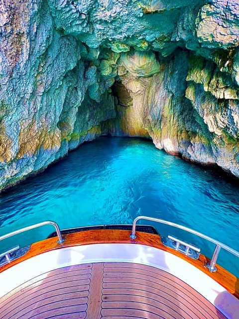 Capri: Tour of the island with caves and Faraglioni - Price and value for a private group up to 5