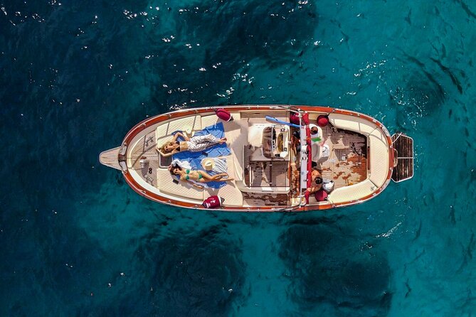 Capri tour with "Gozzo" (3 hours) - The 3-hour plan: swim stop plus a full cave circuit