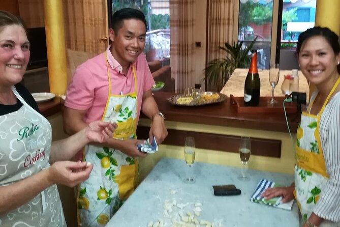 dinner and cooking demonstration - From 7:00 pm to dinner: how the evening likely unfolds