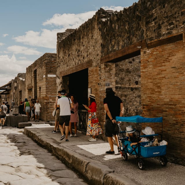 Discover Pompeii: Spanish Walking Tour of the Buried City - A Spanish walking guide that tells Pompeii like a human story