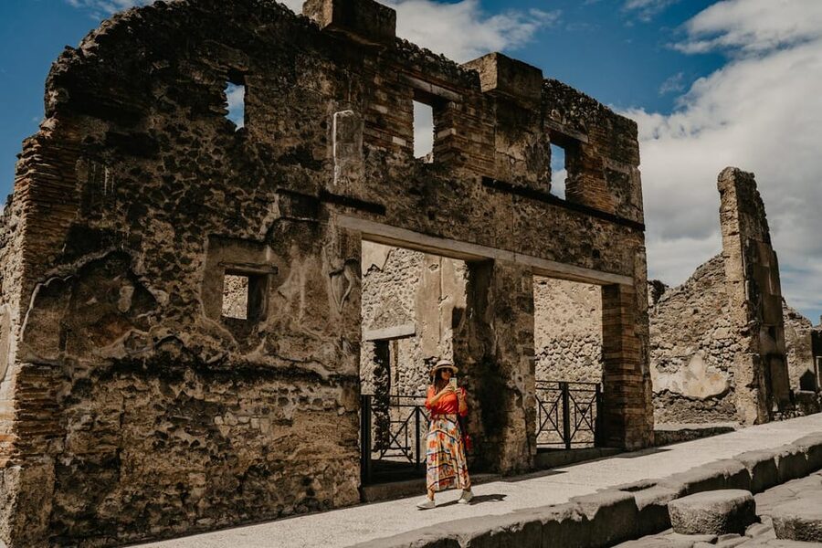 Discover Pompeii: Spanish Walking Tour of the Buried City - Skip-the-line ticket entry, where time really matters