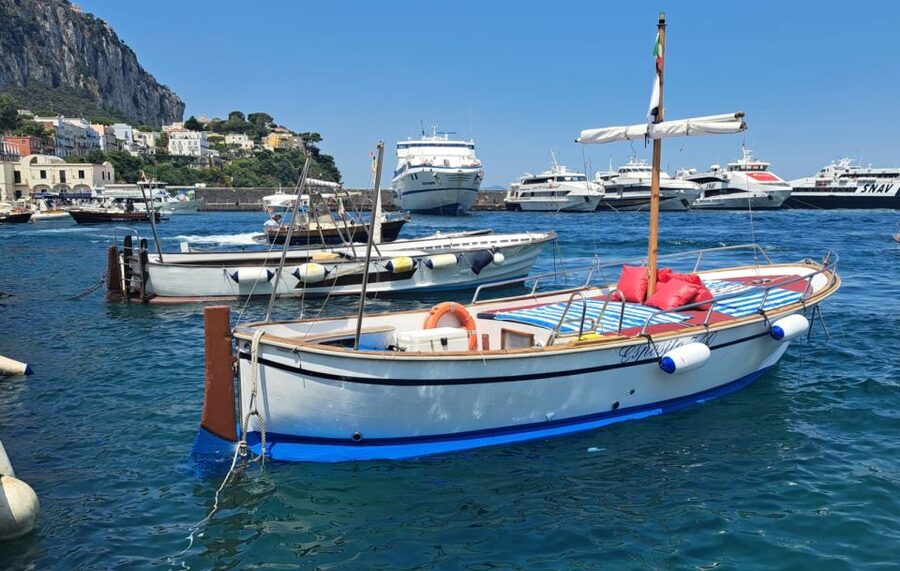 Esperienza Privata a Capri in Barca con Gozzo Classico 3H - Price and value: what you are really paying for