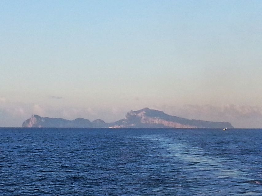 Esperienza Privata a Capri in Barca con Gozzo Classico 3H - Faraglioni plus Casa Malaparte: short visits, big photo results