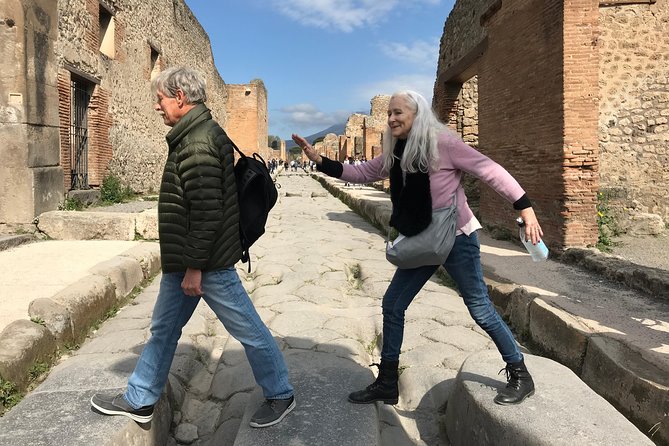 Explore Pompei Ruins with your Private Archaeologist - Getting from Naples to Pompeii: a budget-friendly move
