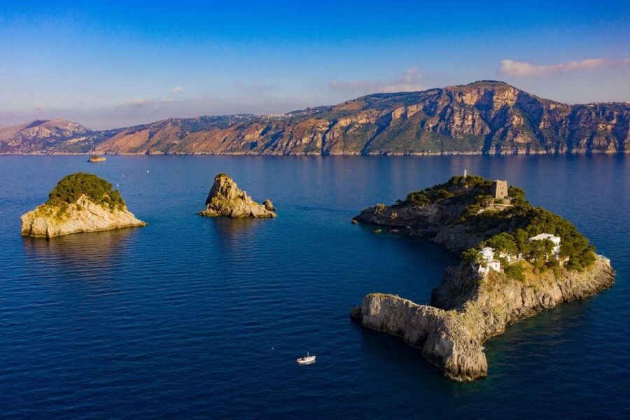 From Amalfi: Li Galli and Capri Islands Boat Tour - Drinks, snacks, and the happy-hour rhythm