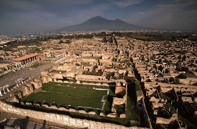 from Naples - Private Tour Pompeii, Vesuvius, and Sorrento - Sorrento Stroll: Piazzas, Old Streets, and Gran Caffè Vuotto