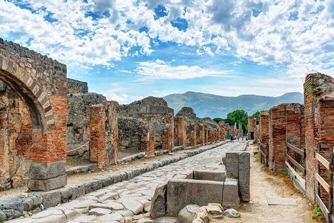 From Pompeii: Day Tour of Pompeii and Vesuvius with Bus Transfer - A volcano day that actually fits in 6 hours