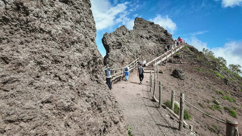 From Pompeii: Mount Vesuvius with bus, ticket and audioguide - Meeting at Hotel Vittoria and finding the inStazione sign