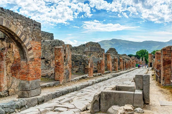 Full Day Small Group Pompeii Tour from Sorrento with Local Wine Tasting - What makes the guides matter on this day