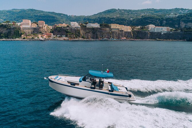 Ischia and Procida Private Yacht Tour from Sorrento - Ischia Porto free time: how to plan your two hours