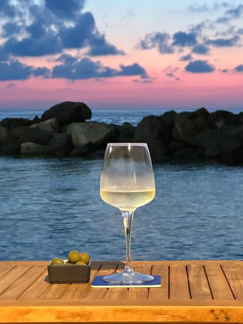 Italian aperitif at the sunset by the sea - How the evening works from arrival to sunset