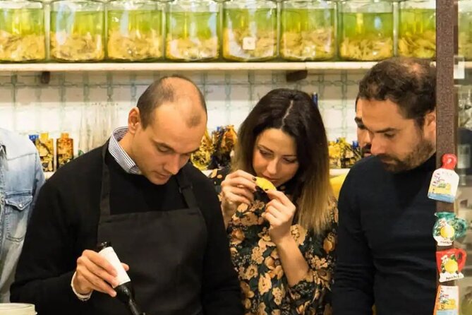 Learn how to make Amalfi limoncello - Desserts paired with limoncello: lemon cake, chocolate, pralines