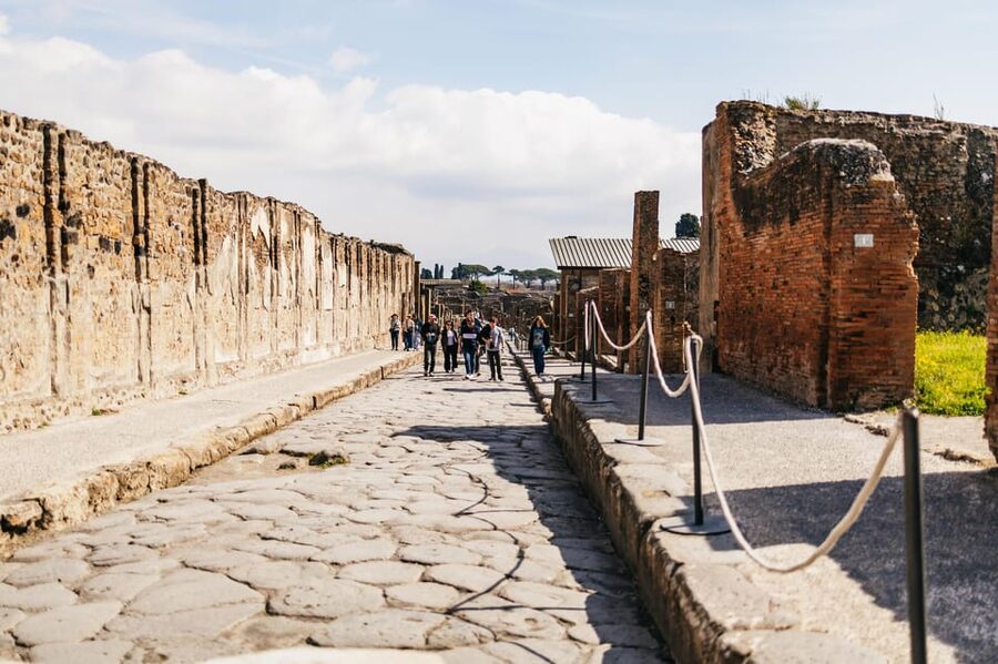 Naples: Pompeii and Mt. Vesuvius with Lunch and Wine Tasting - Pompeii in 2 hours: what a guided expert time slot should feel like