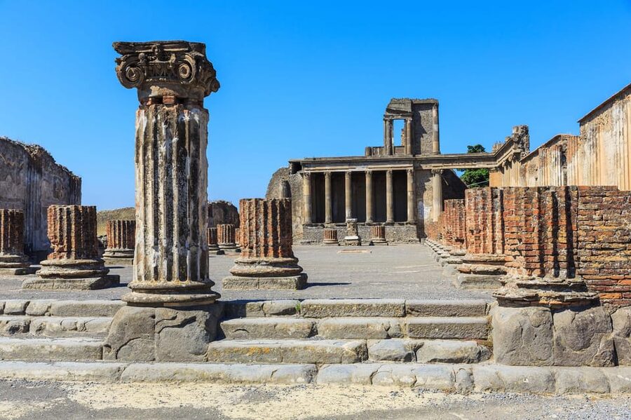 Pompei: Audio guide of the archeological site - The streets and markets: why the narration helps you read ruins