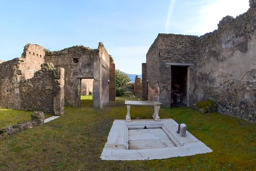 Pompeii: 2 Hours Skip the Line Visit with a Licensed Guide - Thermopolium, the ancient fast-food stop you actually understand