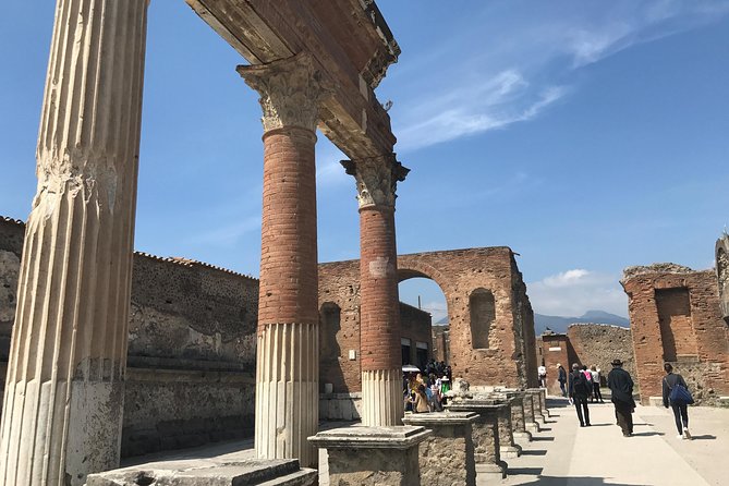 Pompeii: 2H Family friendly Tour with an Archeologist Guide - The archaeologist guide style: stories, questions, and patience