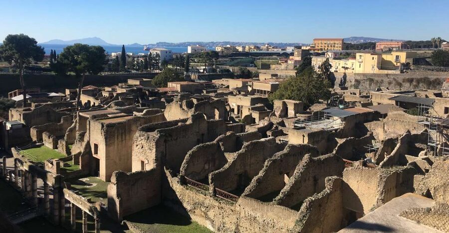 Pompeii and Herculaneum: Guided Tour with an Archaeologist - Lunch break and recharging before Herculaneum