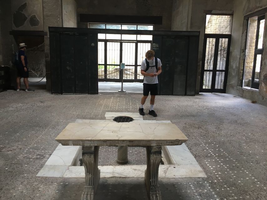 Pompeii and Herculaneum: Guided Tour with an Archaeologist - Should you book this Pompeii and Herculaneum archaeologist tour?