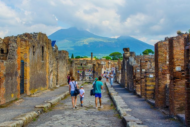 Pompeii and Herculaneum small group tour - skip the line - Herculaneum Stops: Lived-In Luxury, Baths, and Wooden Partition Mysteries