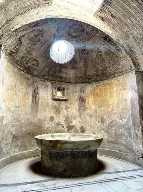 Pompeii: Exclusive Tour with Archaeologist and Entry Tickets - Finding the meeting point at Porta Marina (Pompei Scavi station area)