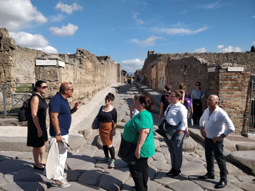 Pompeii Guided Tour with Archeologist - Entering Pompeii from Piazza Esedra, without wasting time