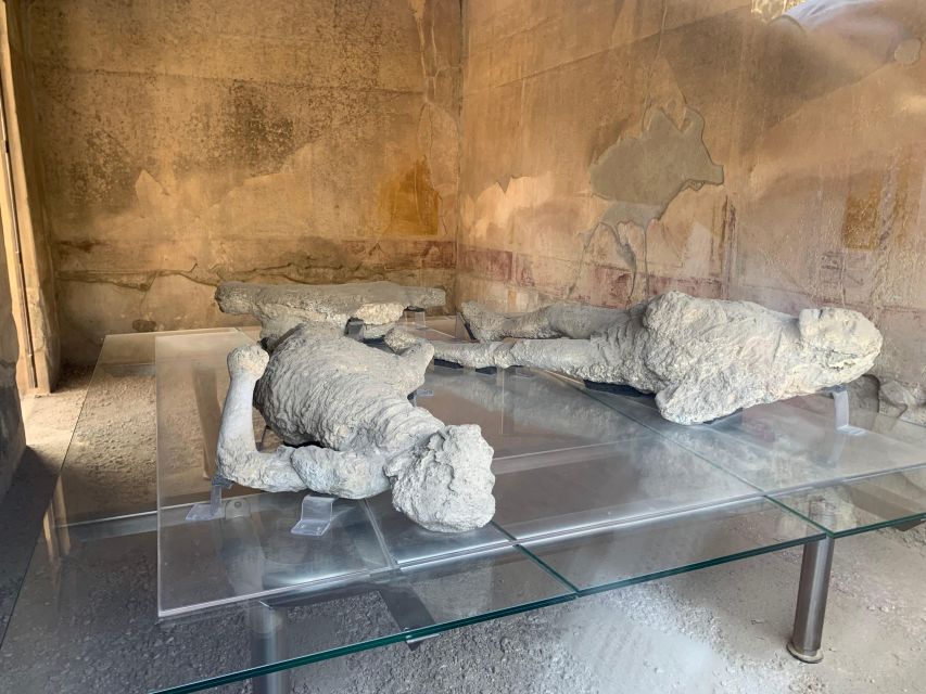Pompeii in 2h and 30mnt: walk with local guide - Time for questions, and what small groups do better