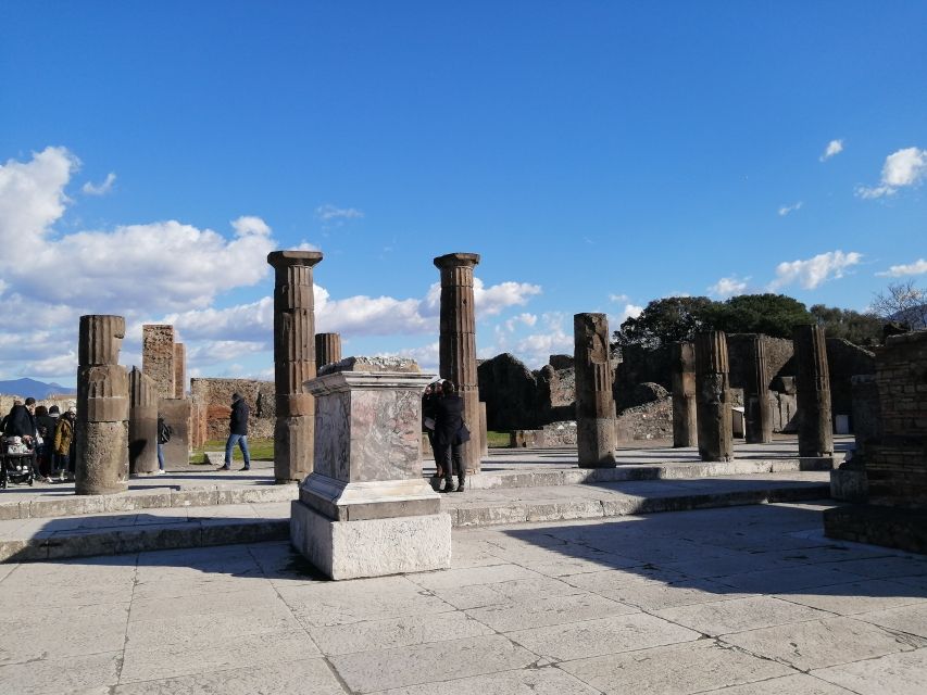 Pompeii: Private Guided Tour with an archeologist - The 1-hour guided walk through Roman streets and buildings