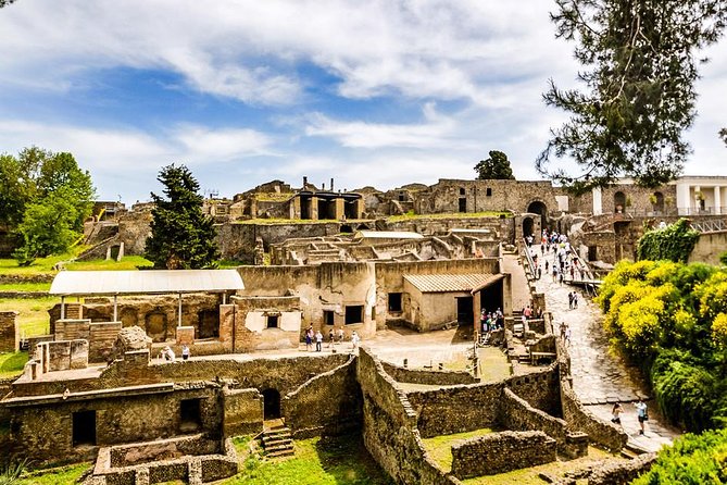 Pompeii Skip-the-Line Entry & Guided Tour with a certified guide - Stop 3: Terme del Foro and How Pompeii Scheduled Comfort