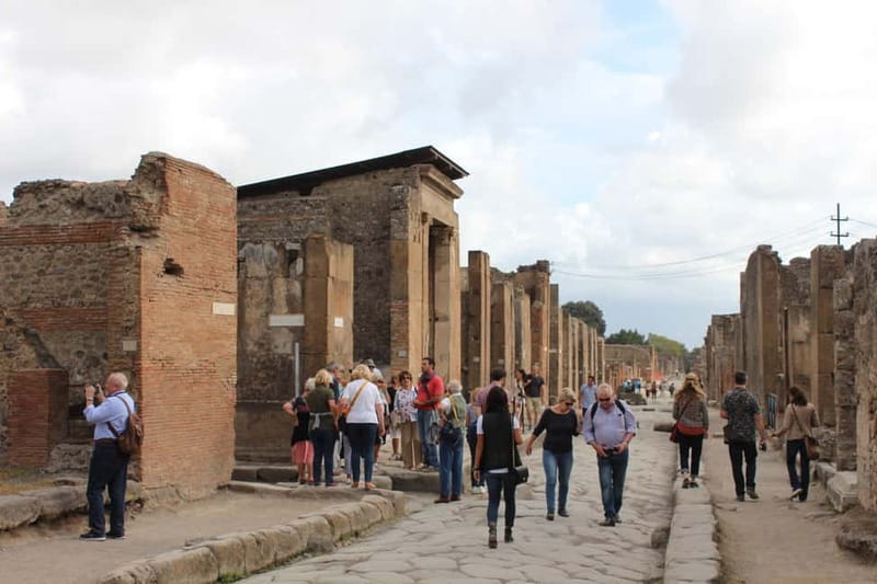 Pompeii: Skip-the-Line Guided Archaeological Discovery Tour - Entering the Pompeii Archaeological Park: Let the Guide Set the Scene