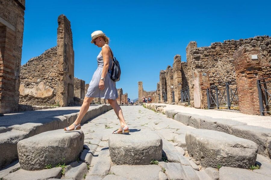 Pompeii Skip-the-Line Ticket and Audioguide - Getting oriented at Pompei Scavi Circumvesuviana (the right start)