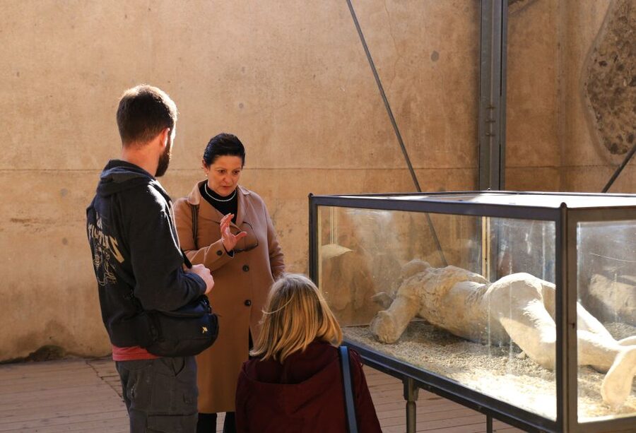 Pompeii: Skip-the-Line Tickets and Tour with Archaeologist - Meeting at Coffee Shop Vittoria and Getting In Fast