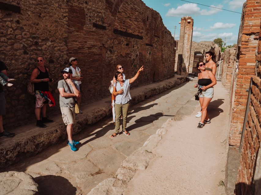 Pompeii: Small-Group Tour of Pompeii and Herculaneum - What the best guides do with Pompeii and Herculaneum