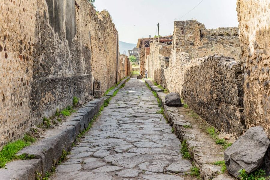 Pompeii: Small Group Tour with an Archaeologist - Languages and guide style: you want clarity, not just translation