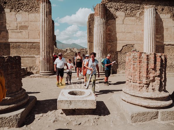 Pompeii: Small Group Tour with an Archaeologist - The Lupanar stop: history with adult context