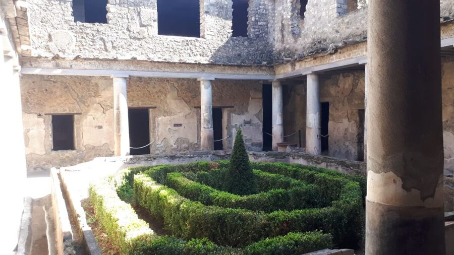 Pompeii Sunset tour for small group - Basilica, Macellum, and the mini-stops that add up