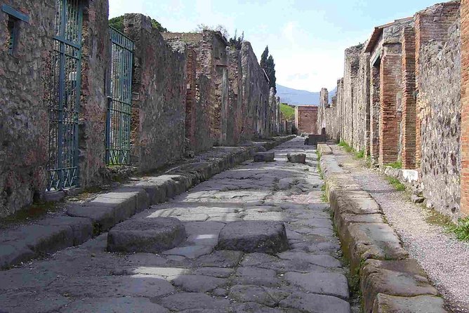 Pompeii the Buried city - Uncrowded southern streets and the plaster casts that stop you cold