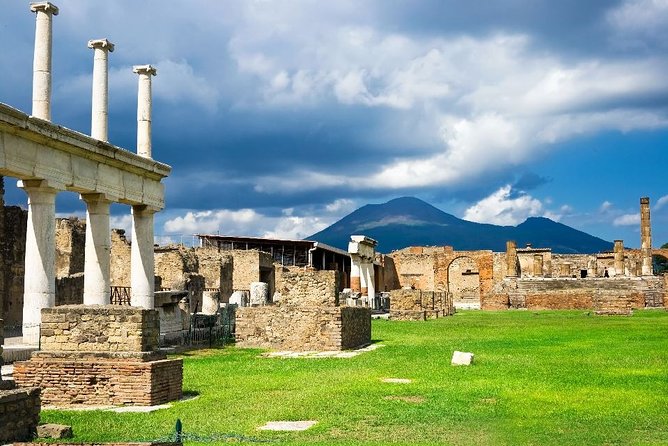 Pompeii tour with archaeologist - Where You Meet (Villa Dei Misteri) and Why Ending at Foro Helps