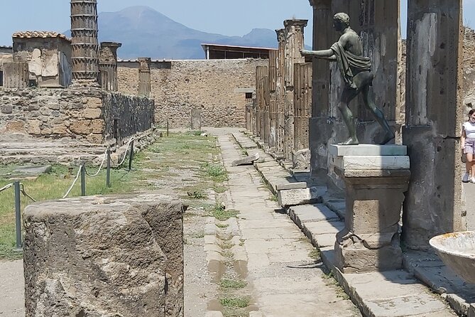 Pompeii tour with archaeologist - Temple of Vespasian and the Roman Imperial Cult Mindset