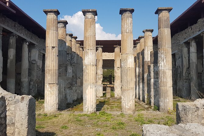 Pompeii Tour with experienced guide - The guided route through Pompeii, amphitheater to the Forum