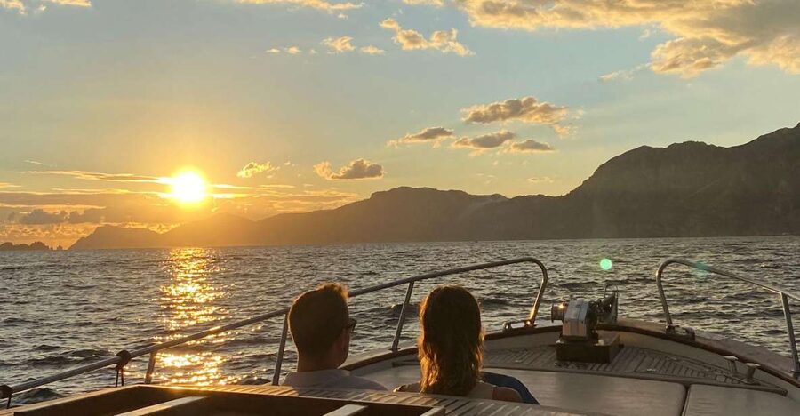 Positano: Amalfi Coast Sunset Group Boat Tour with Prosecco - Meet Your Skipper, Check-In, and the Group Rhythm