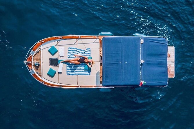 Private boat trip to Capri - Marina Piccola and the Cave of the Sailors: arriving the right way