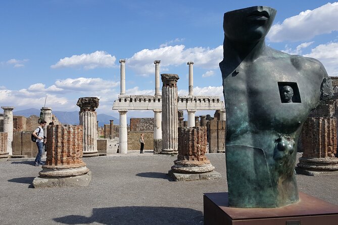 Private half-day tour with expert guide in the archaeological site of Pompeii - Foro de Pompeya: the daily-life square behind the monuments