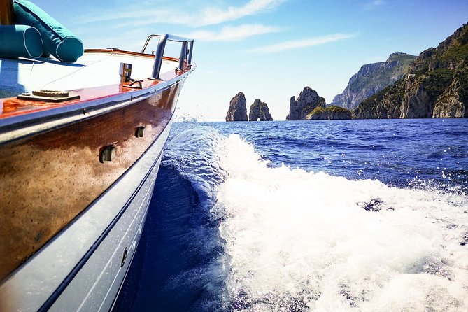 Private Island of Capri Boat Tour for Couples - Capri by private boat: why couples love this style