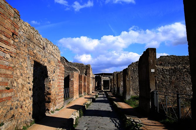 Skip the Line Guided Tour of Pompeii led by an Archaeologist - Stop 2, Via dell’Abbondanza: Pompeii’s main street, with purpose